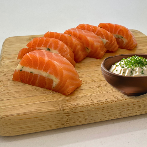 Coeur de saumon fumé farci au fromage découpé.